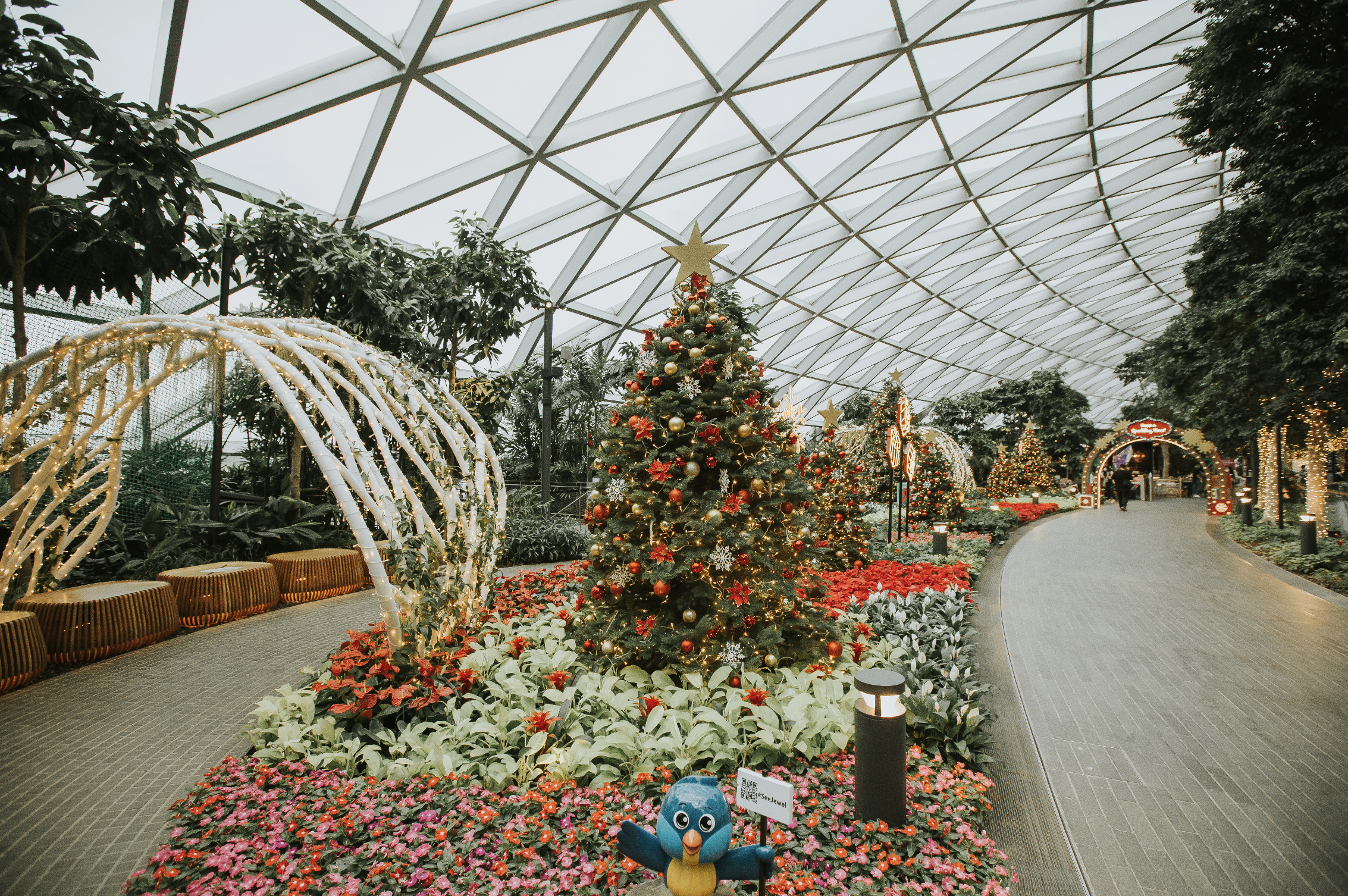Jewel’s Canopy Park decked out in festive decorations to bring the holiday spirit to visitors. Photo courtesy: Changi Airport
