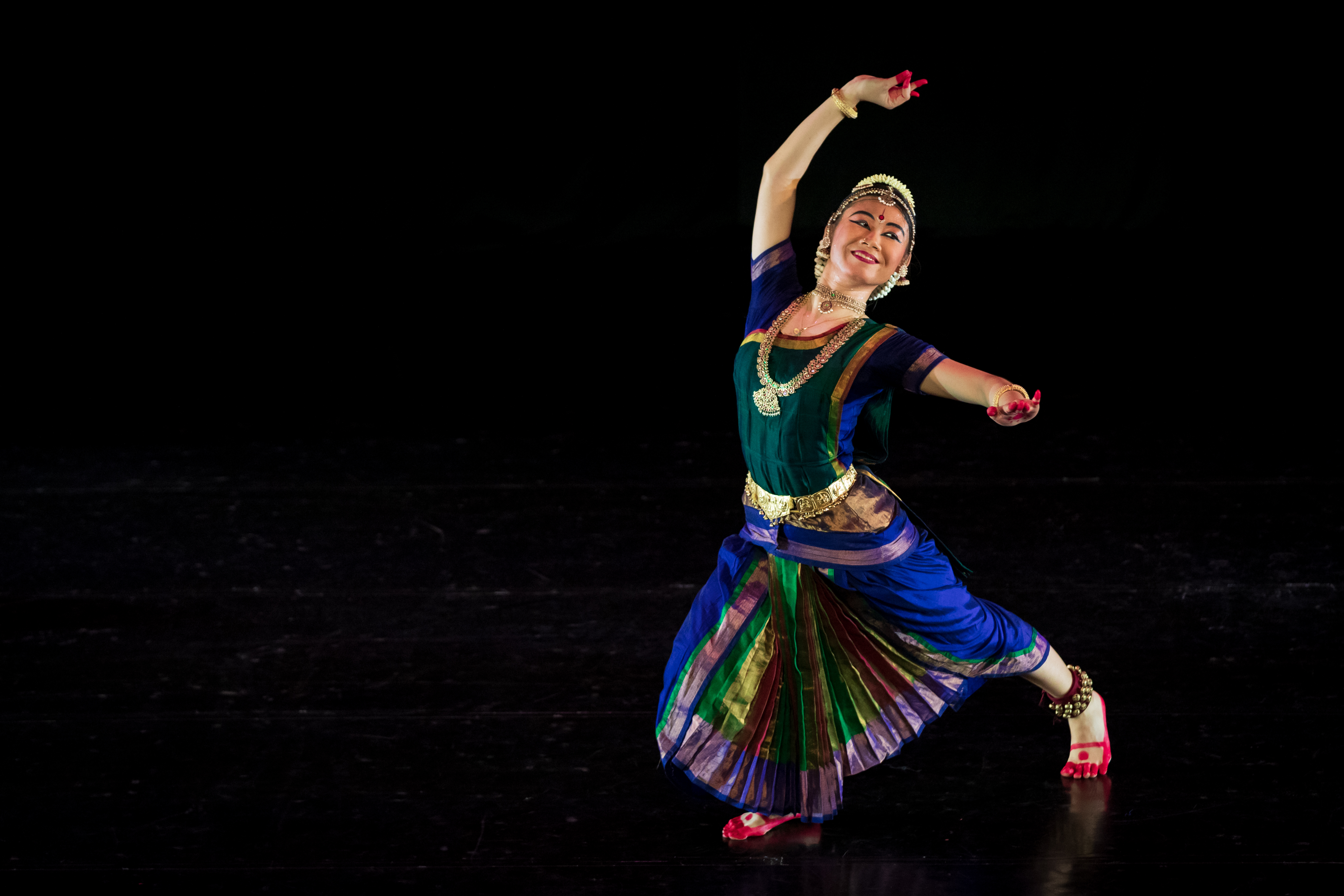 The challenging Varnam, ‘Mohamana’ with outstanding choreography by Mohanapriya Thavarajah and soulful vocals by O.S. Arun didn’t need comprehension of language to understand the emotions of a love-lorn garland seller.  Photo Courtesy: Apsaras Arts