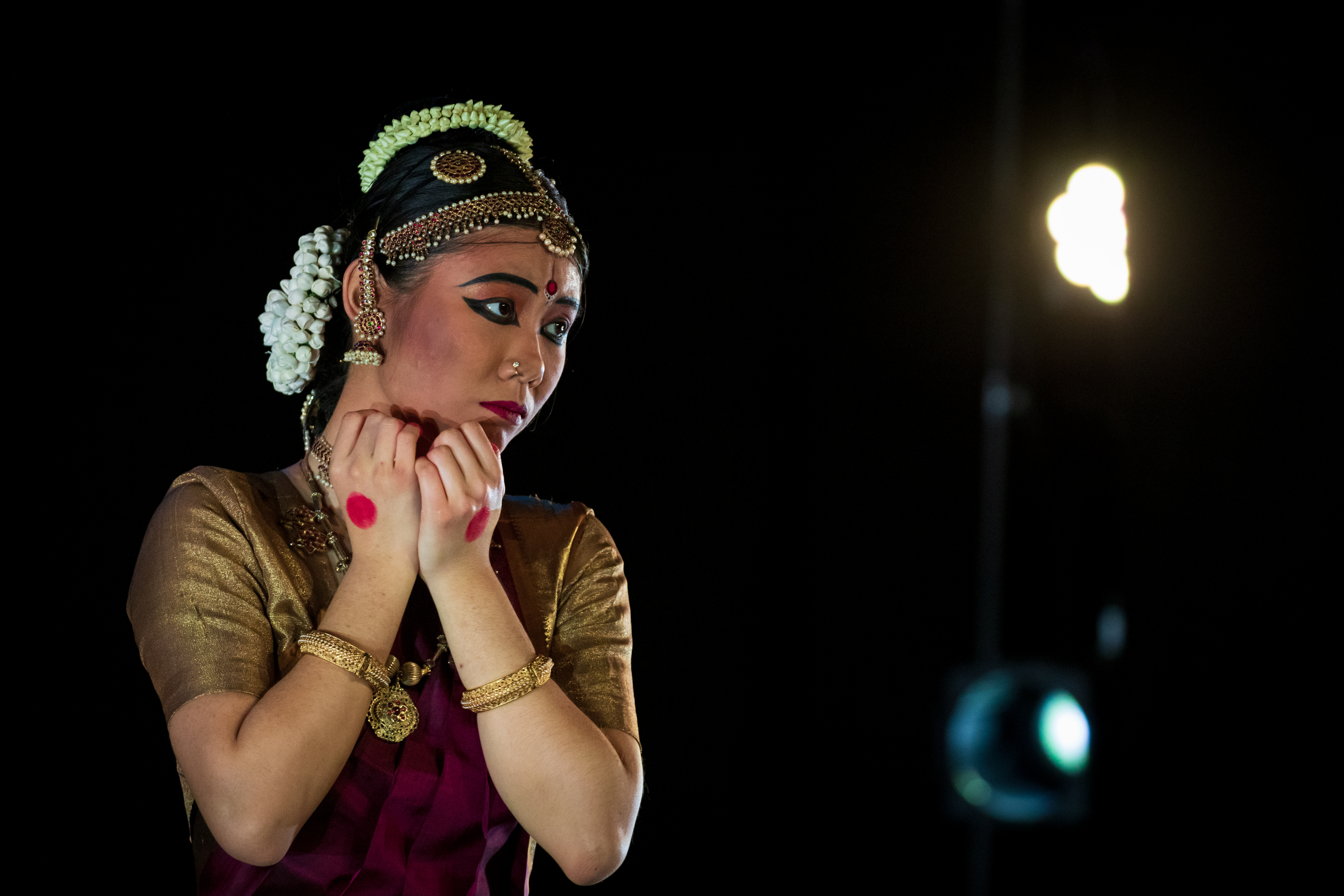 Mei Fei performs a Padam, Theruvil Varano depicting a naayika dressed in her best awaiting a glimpse of the Lord who is arriving in a procession.  Photo Courtesy: Apsaras Arts