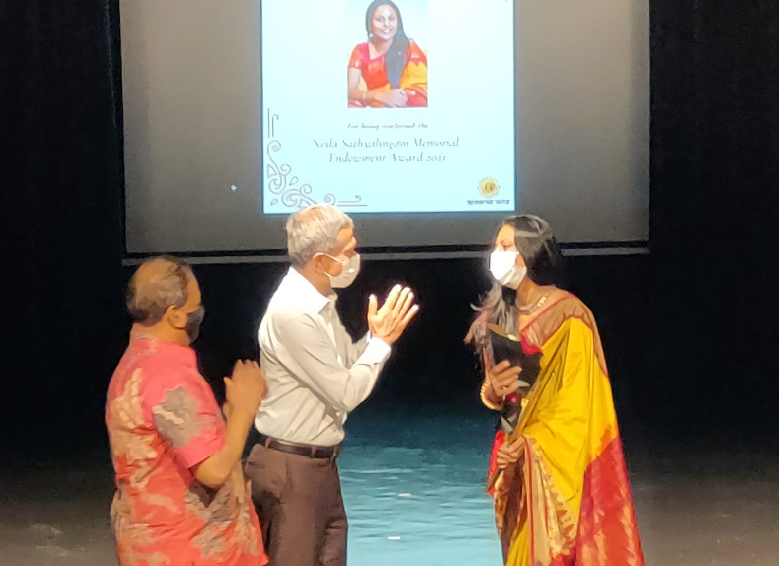This year, Apsaras Arts presented the Neila Sathyalingam Memorial Endowment Award to dancer Meera Balasubramanian. Photo : Connected to India