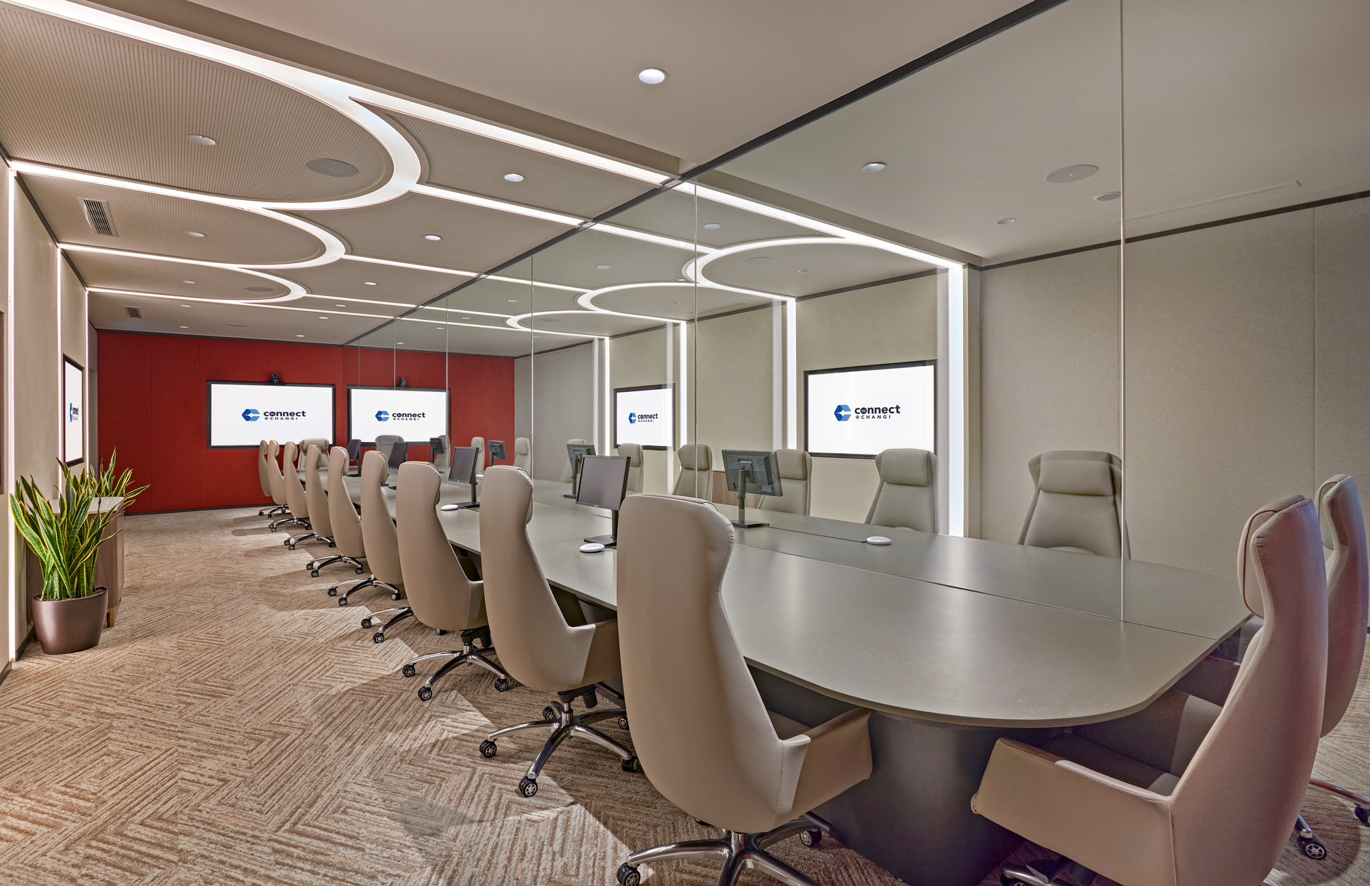 Meetings between business travellers and people from Singapore can only take place in special meeting rooms with air-tight glass panels. 