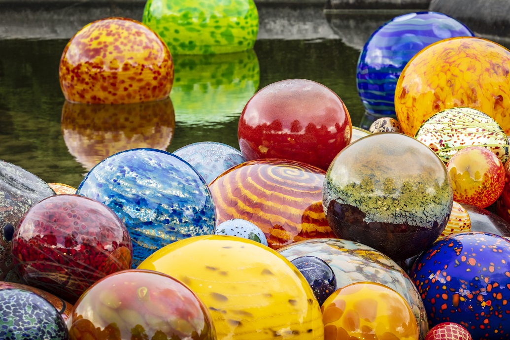 Dale Chihuly Float Boat (detail), 2014 Biltmore, Asheville, North Carolina, installed 2018 © Chihuly Studio. All Rights Reserved.