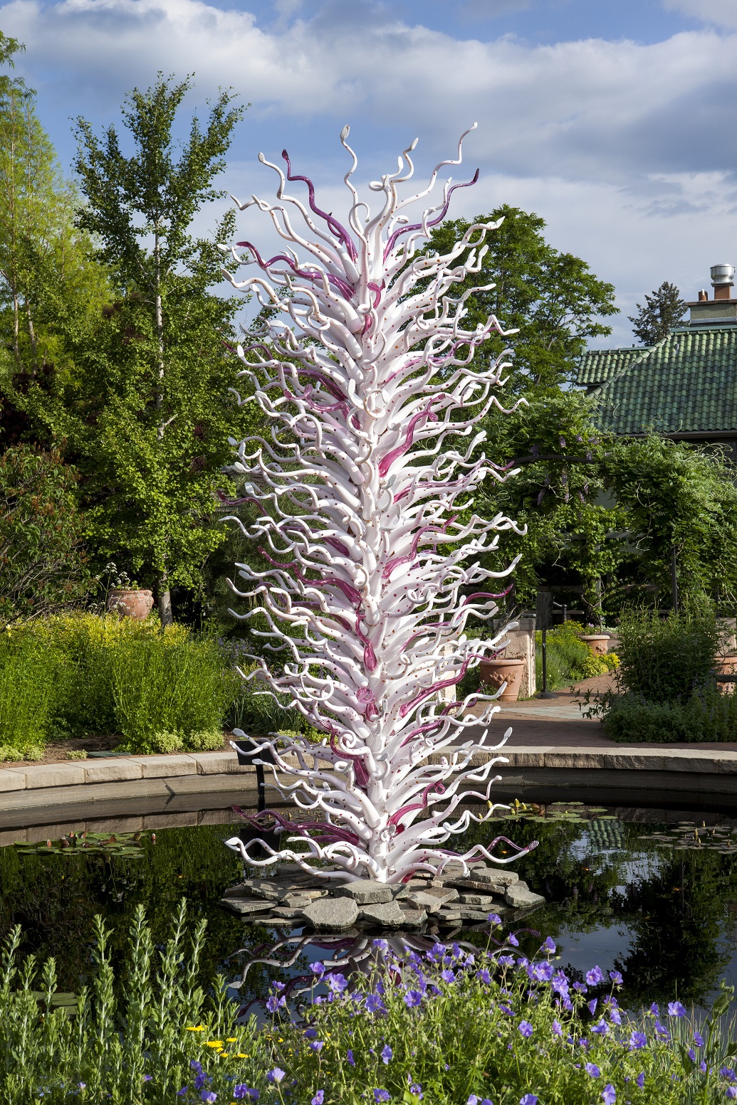 Dale Chihuly White Tower, 1997 Denver Botanic Gardens, installed 2014 © Chihuly Studio. All Rights Reserved.