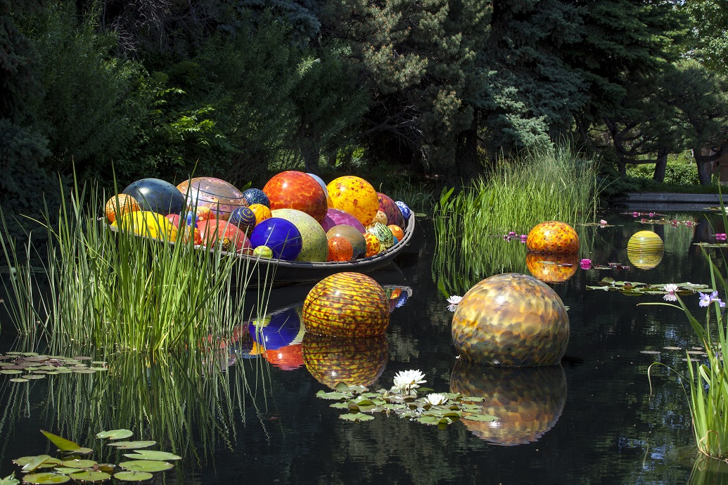Dale Chihuly Float Boat, 2014 Denver Botanic Gardens © Chihuly Studio. All Rights Reserved.