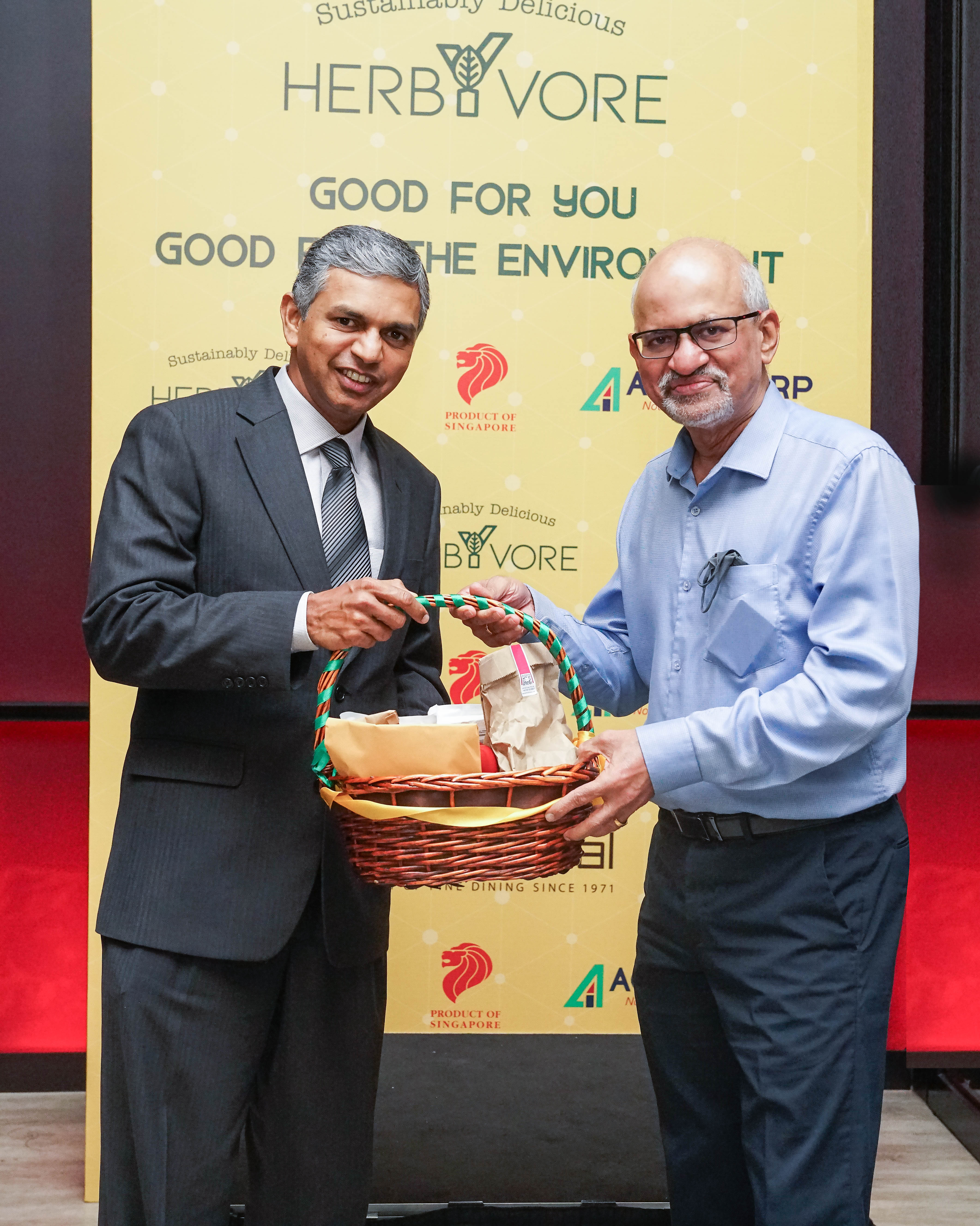Mr. VIjay Iyengar with H.E. P. Kumaran, Indian Ambassador to Singapore. Photo courtesy: Agrocorp