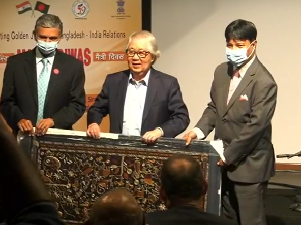 The Indian High Commission in Singapore and the High Commission of Bangladesh celebrated ‘Maitri Divas’ with Professor Tommy Koh as the Guest of Honour at the Mahatma Gandhi Memorial at Race course Road.
