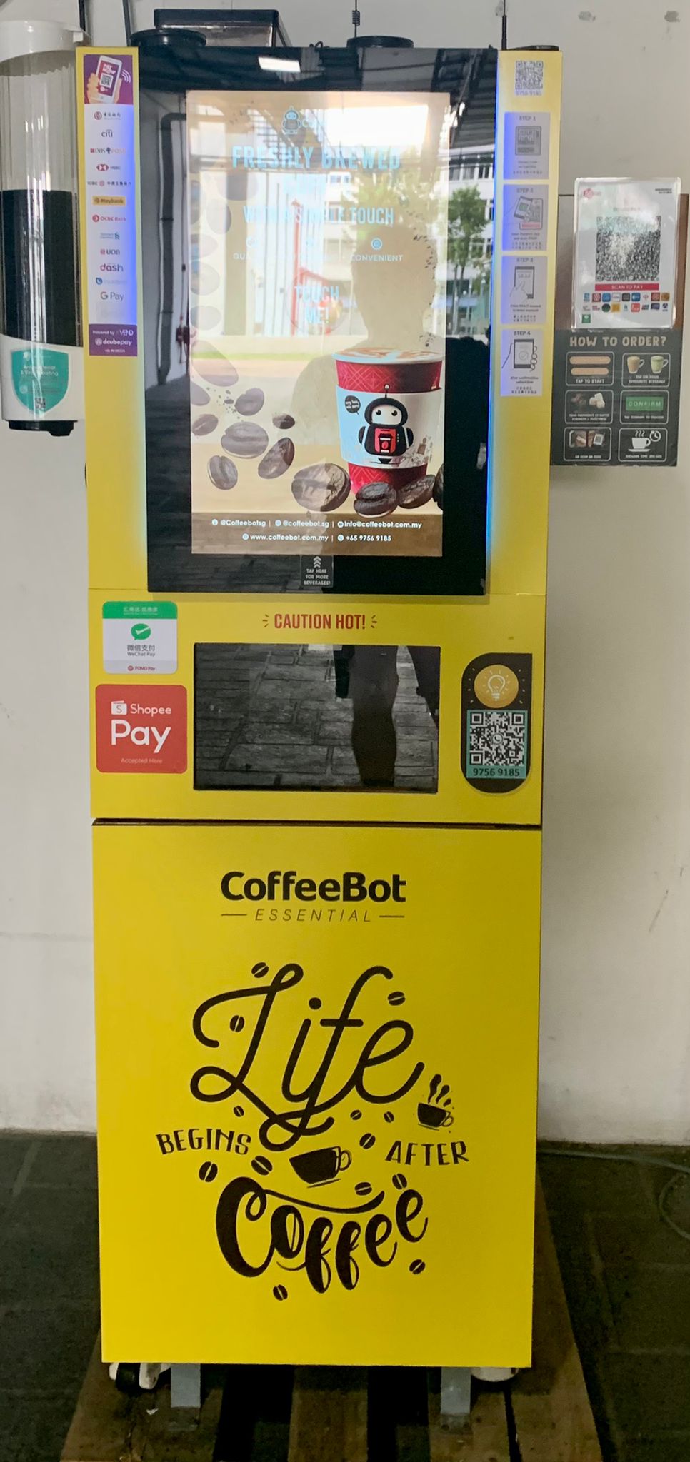 Freshly brewed bean coffee vending machine