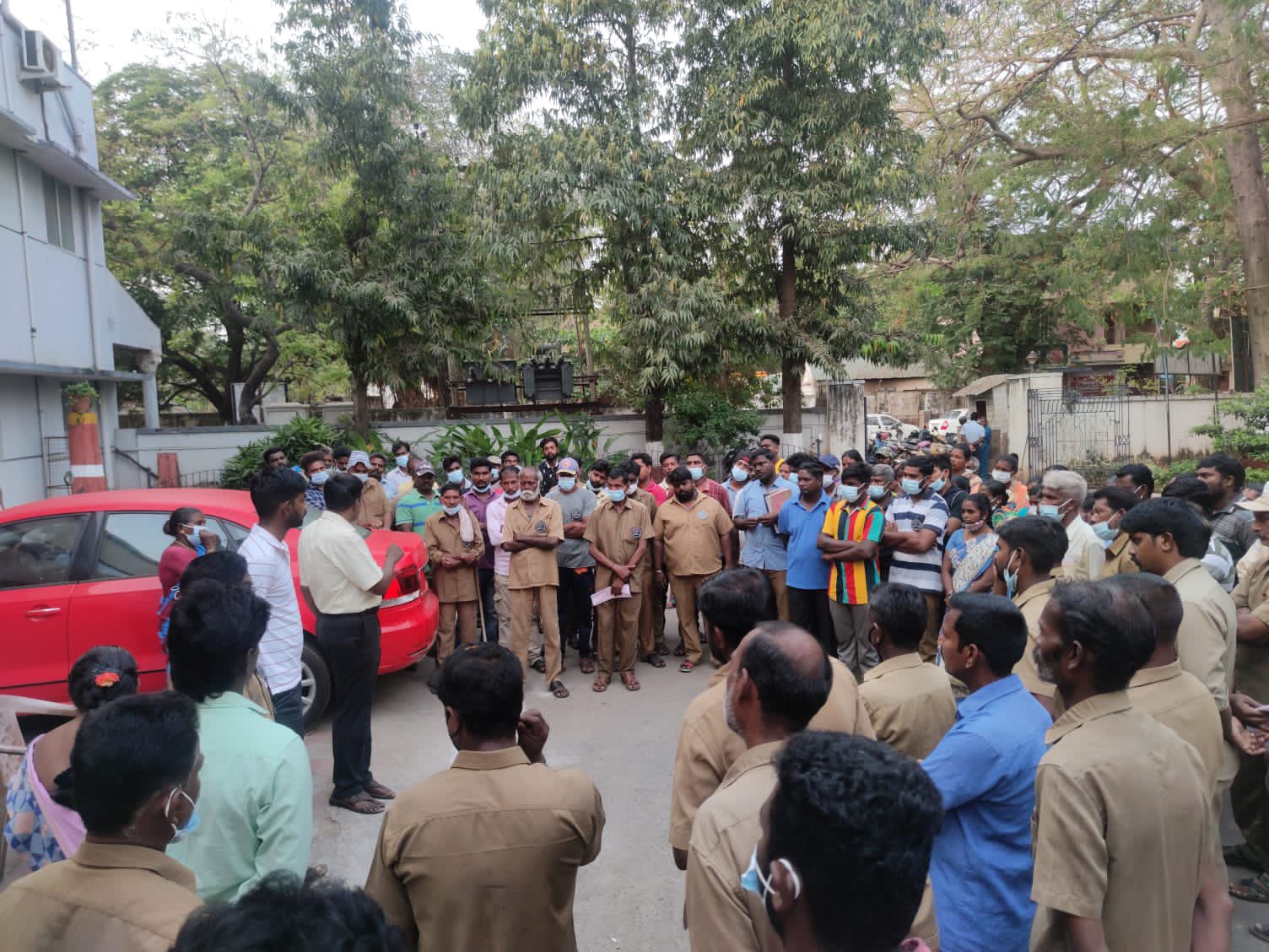 more than 20 crore formal and informal workers with mass mobilisation of workers across the country will protest against government policies. 