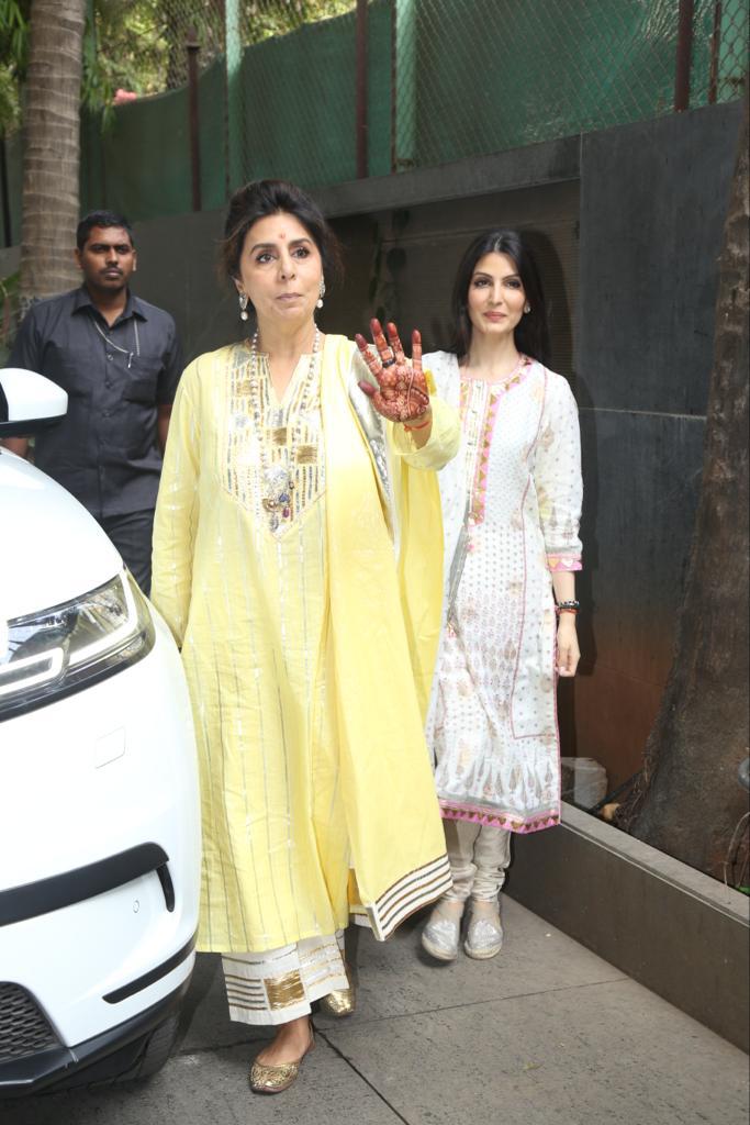 Neetu kapoor and Riddhima Kapoor at Ranbir alia mehendi