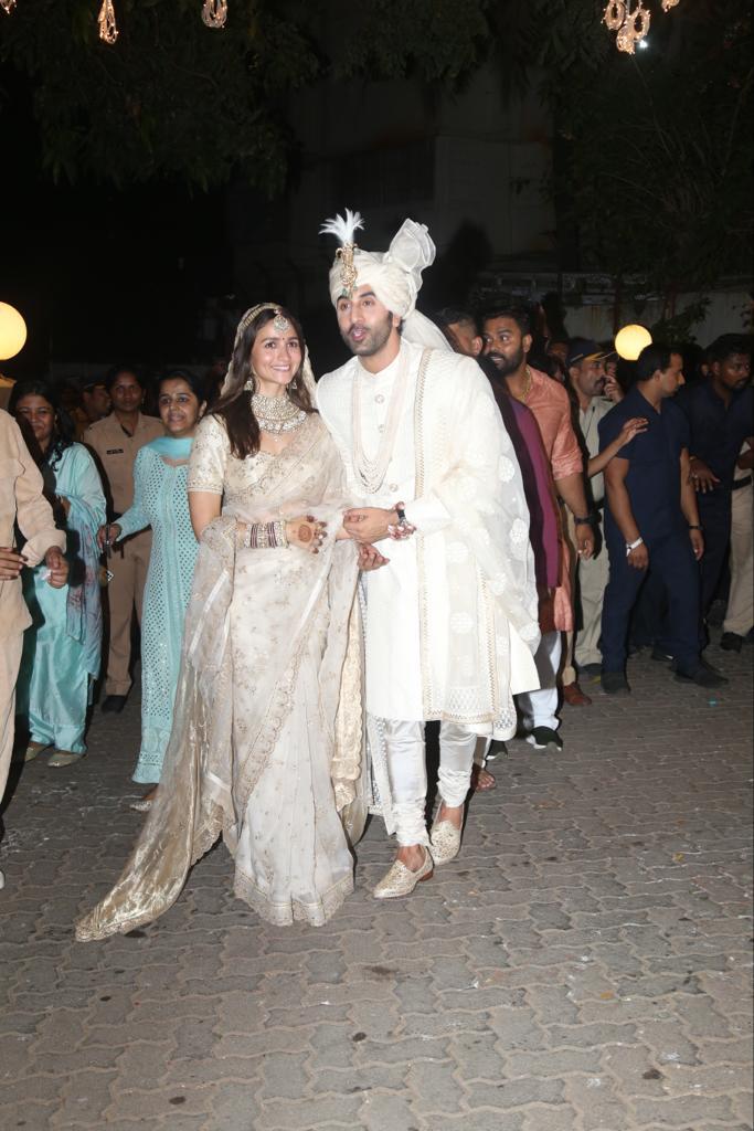 Ranbir Alia holding hand after their wedding ceremony