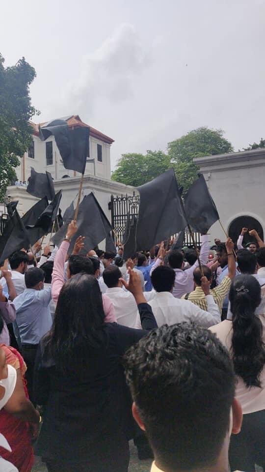 Earlier, following reports that the PM might be willing to step down, a violent clash erupted outside President Gotabaya Rajapaksa's office.