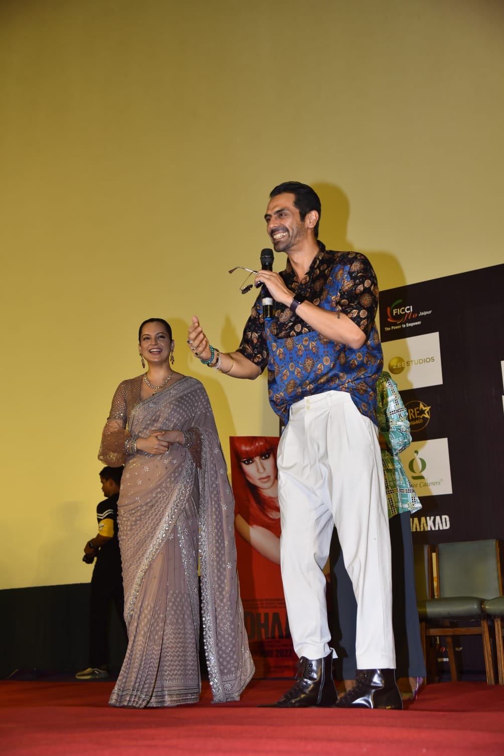 Arjun Rampal and Kangana Ranaut were spotted promoting the film in Jaipur.