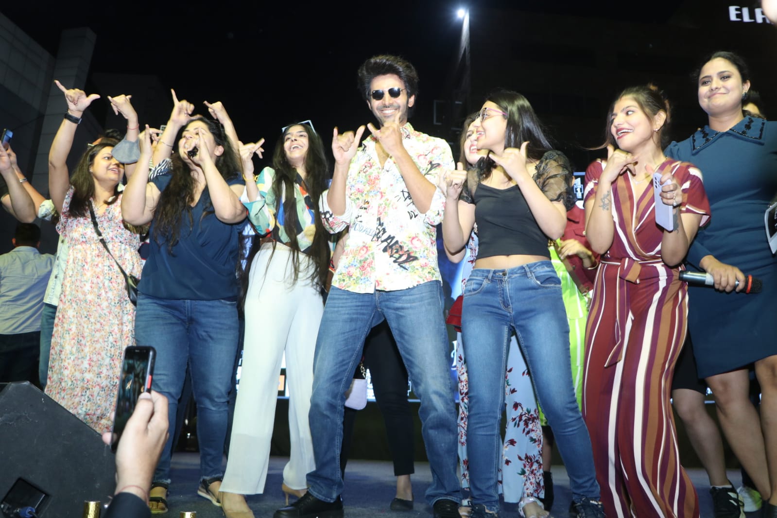 Kartik Aaryan dances to Bhool Bhulaiyaa 2 title track.