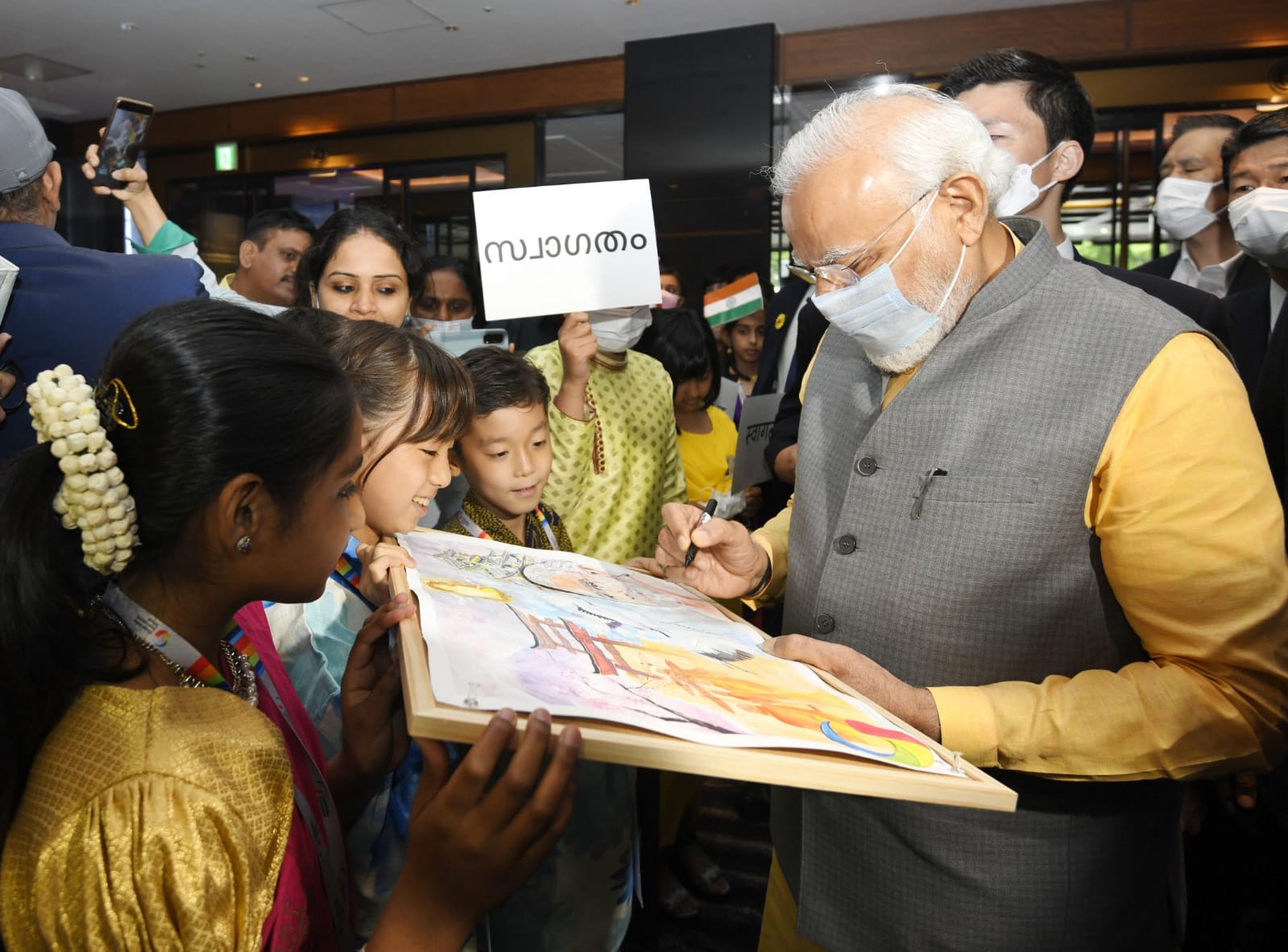 PM Modi gave his autograph to the children.