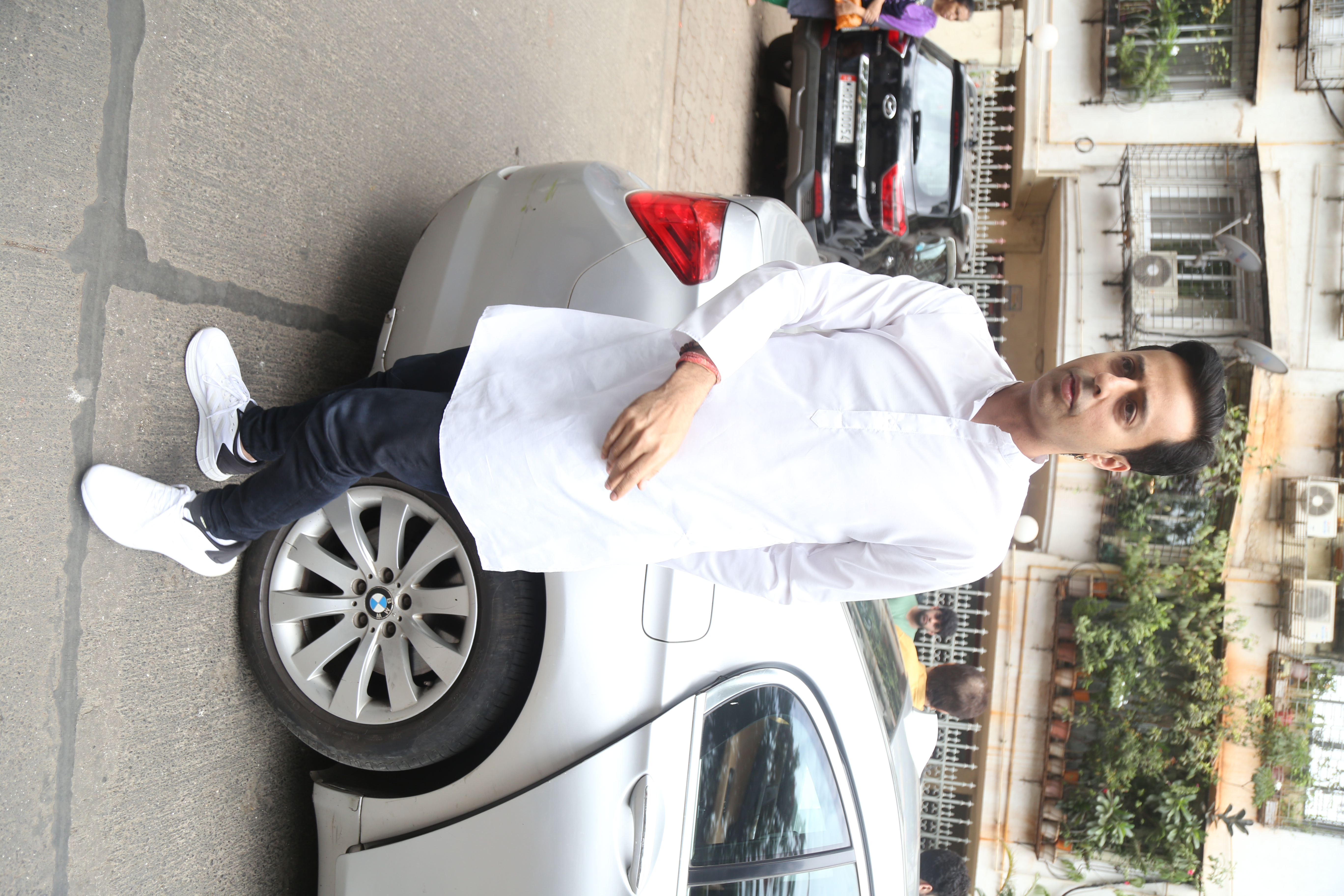 Singer Salim Merchant reaches KK's home at Park Plaza apartment.