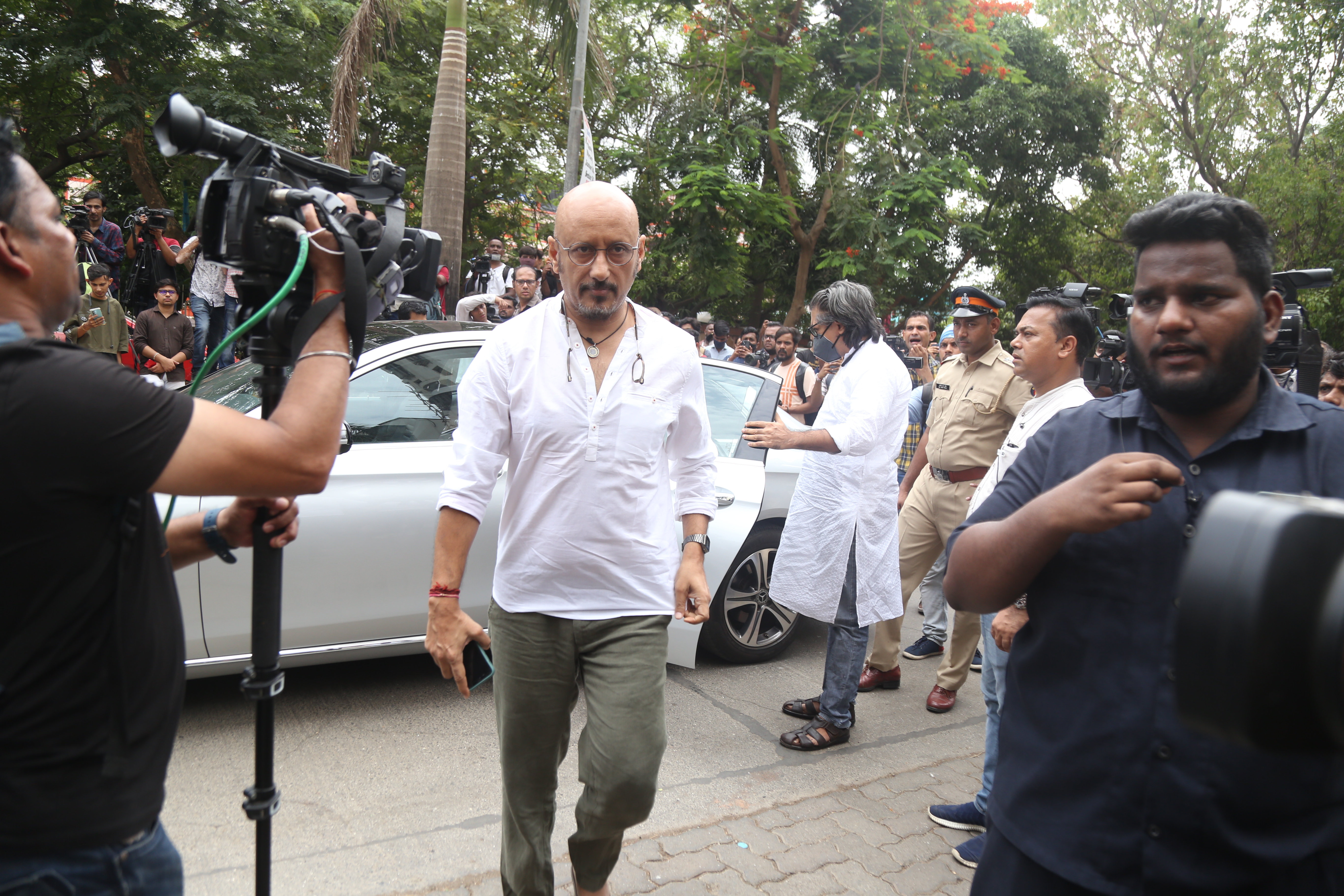 Singer Vishal Dadlani reaches to pay her last respects to KK's.