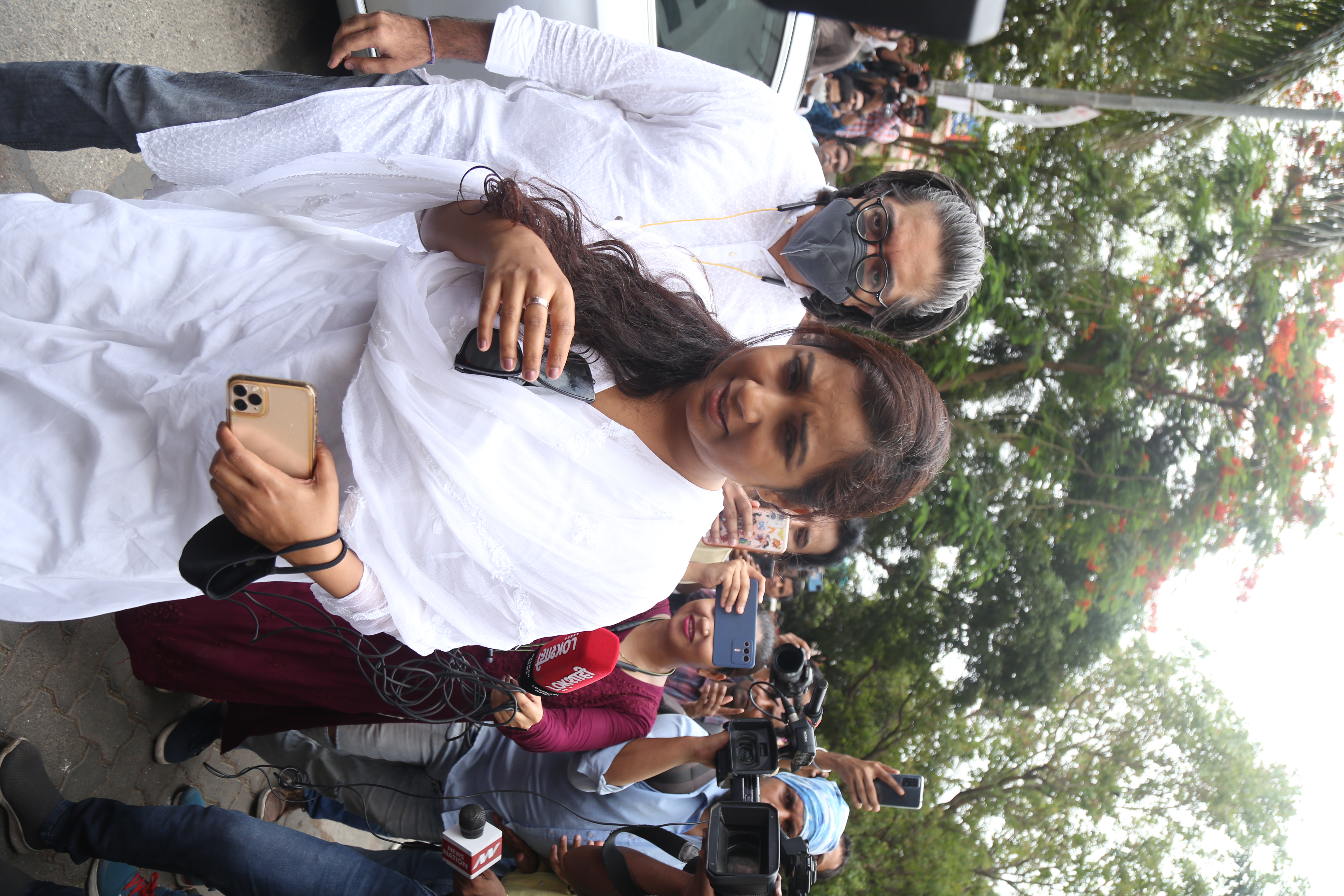 Singer Shreya Ghoshal reaches to pay her last respects to KK's.