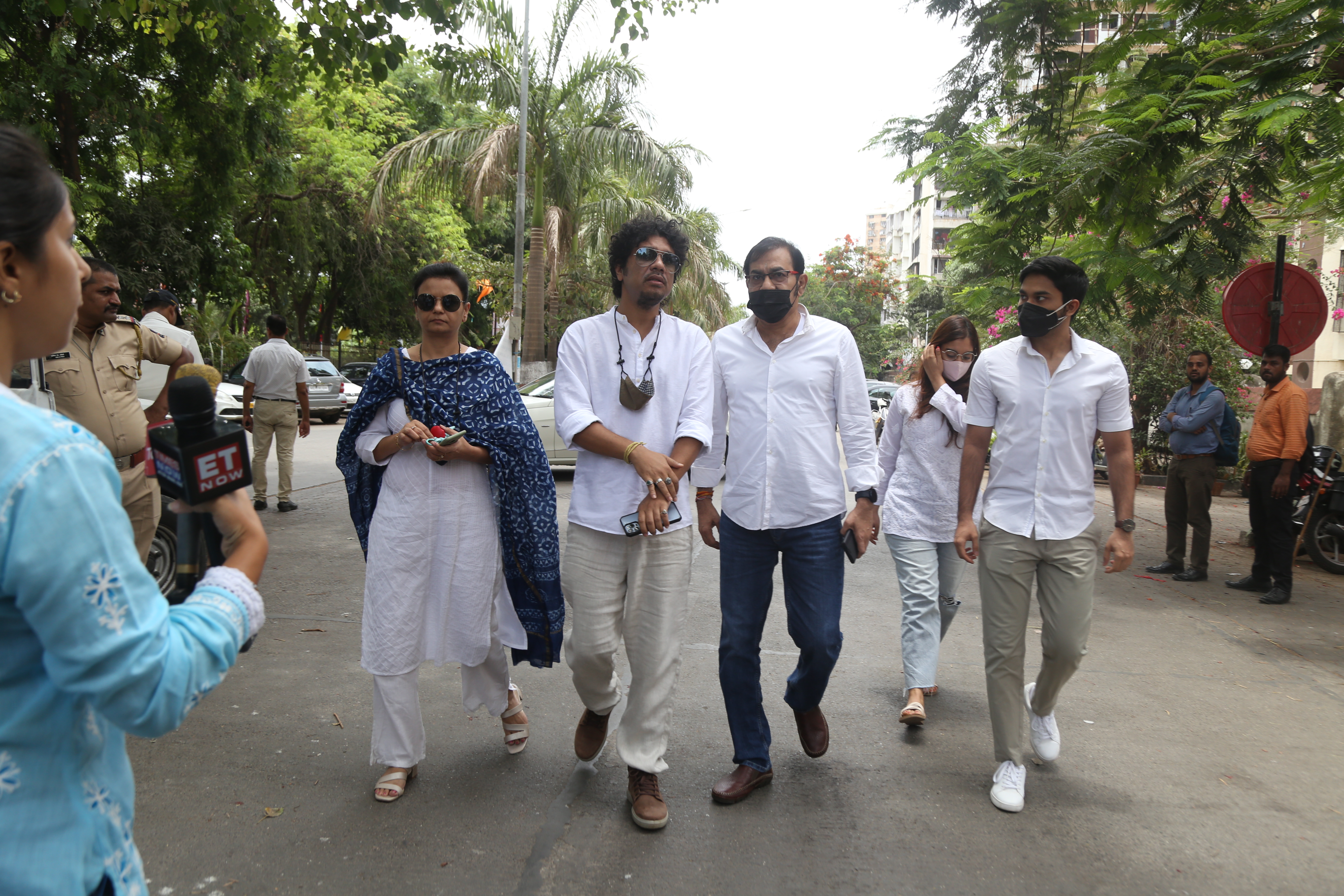 Singer Papon arrived at KK's residence to pay his last respects.