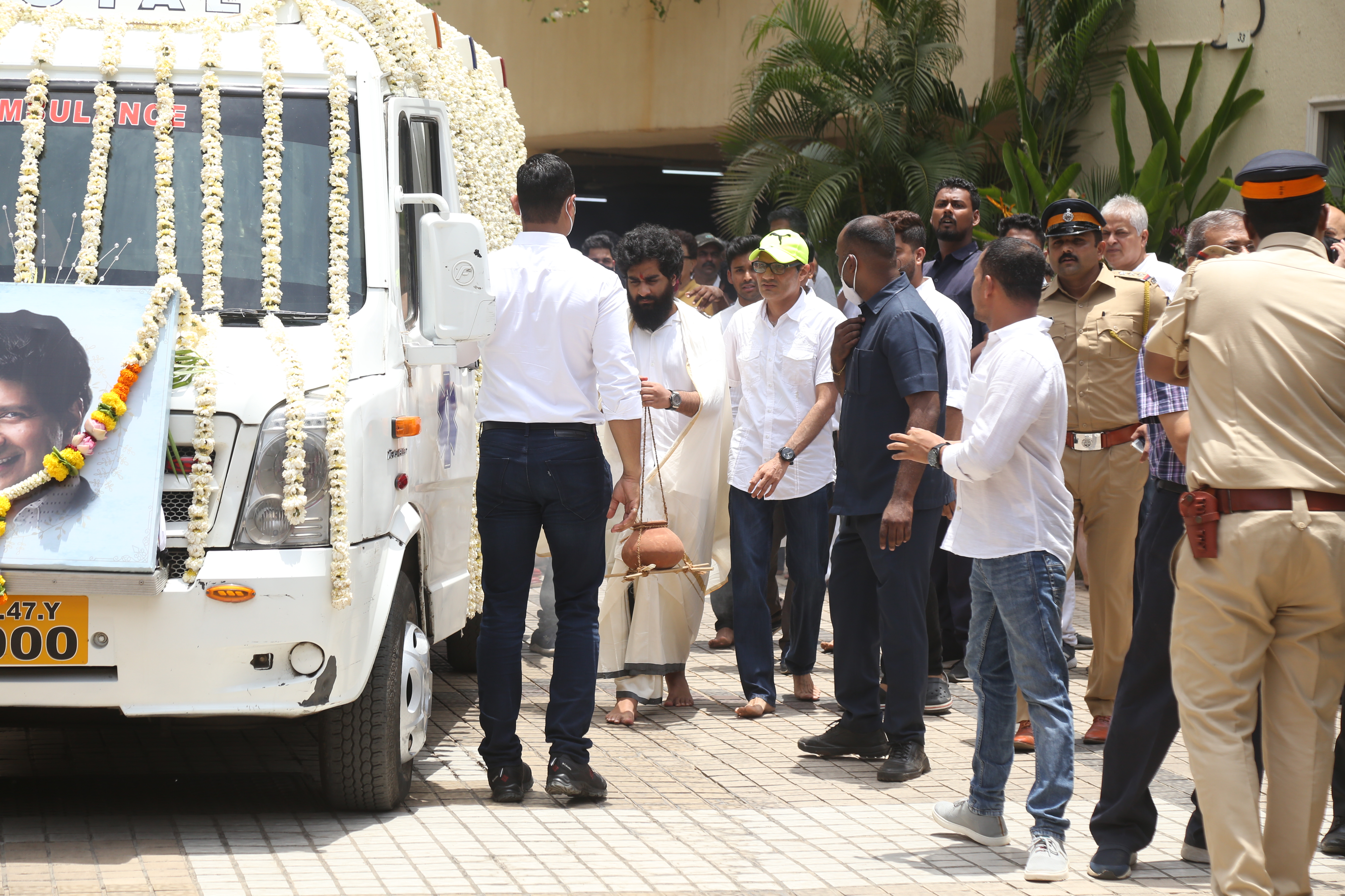 KK's son Nakul performs the last rites on June 2.