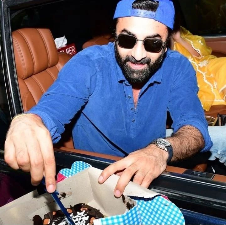 Ranbir Kapoor cuts birthday cake with fans outside his house.