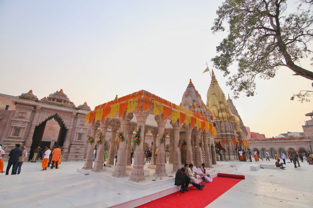 tour has its first stop at Varanasi, where tourists will visit Kashi Vishwanath  Jyotirlinga Temple