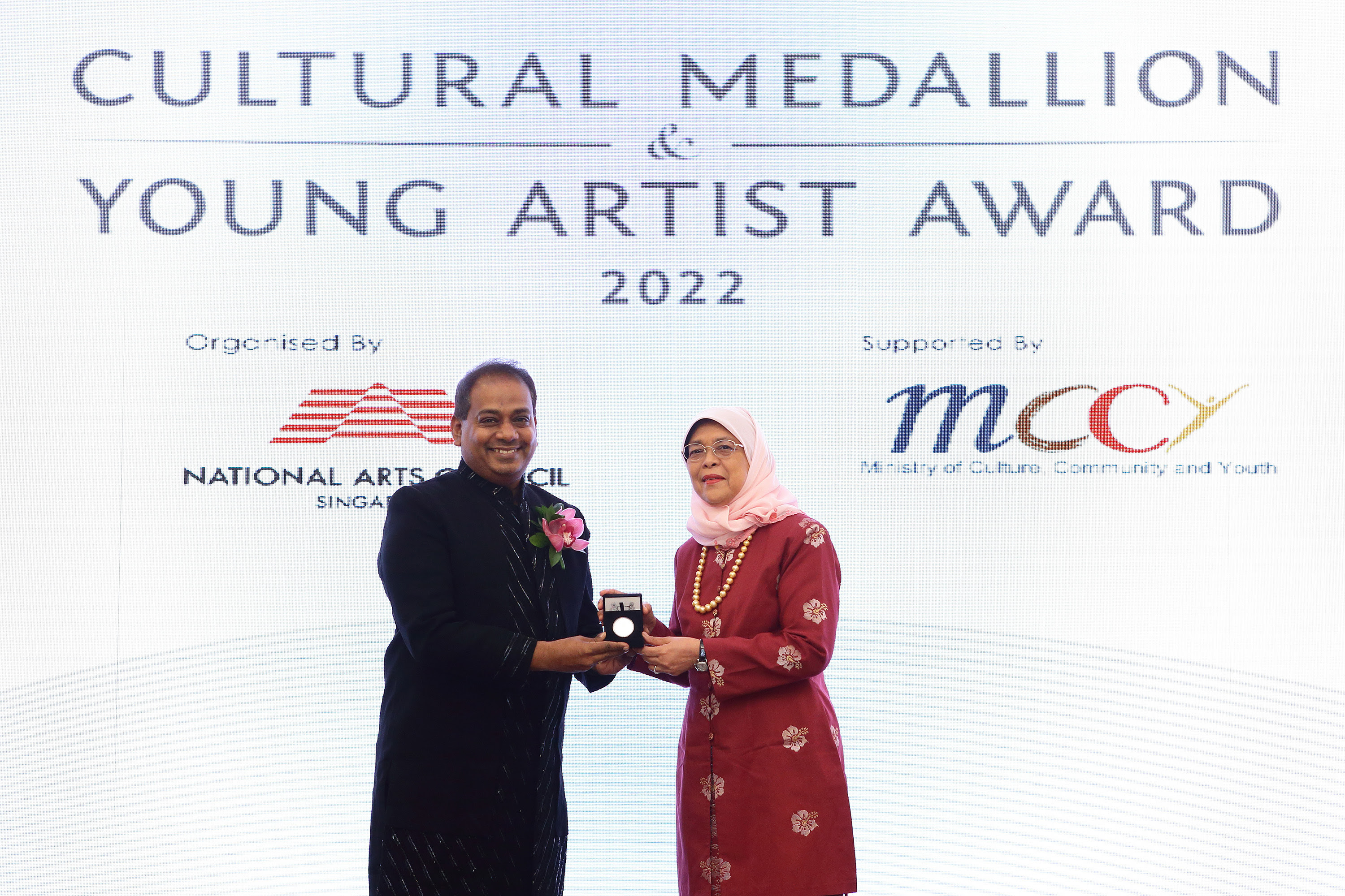 2022 Cultural Medallion recipient, Aravinth Kumarasamy, receiving the award from President Halimah Yacob