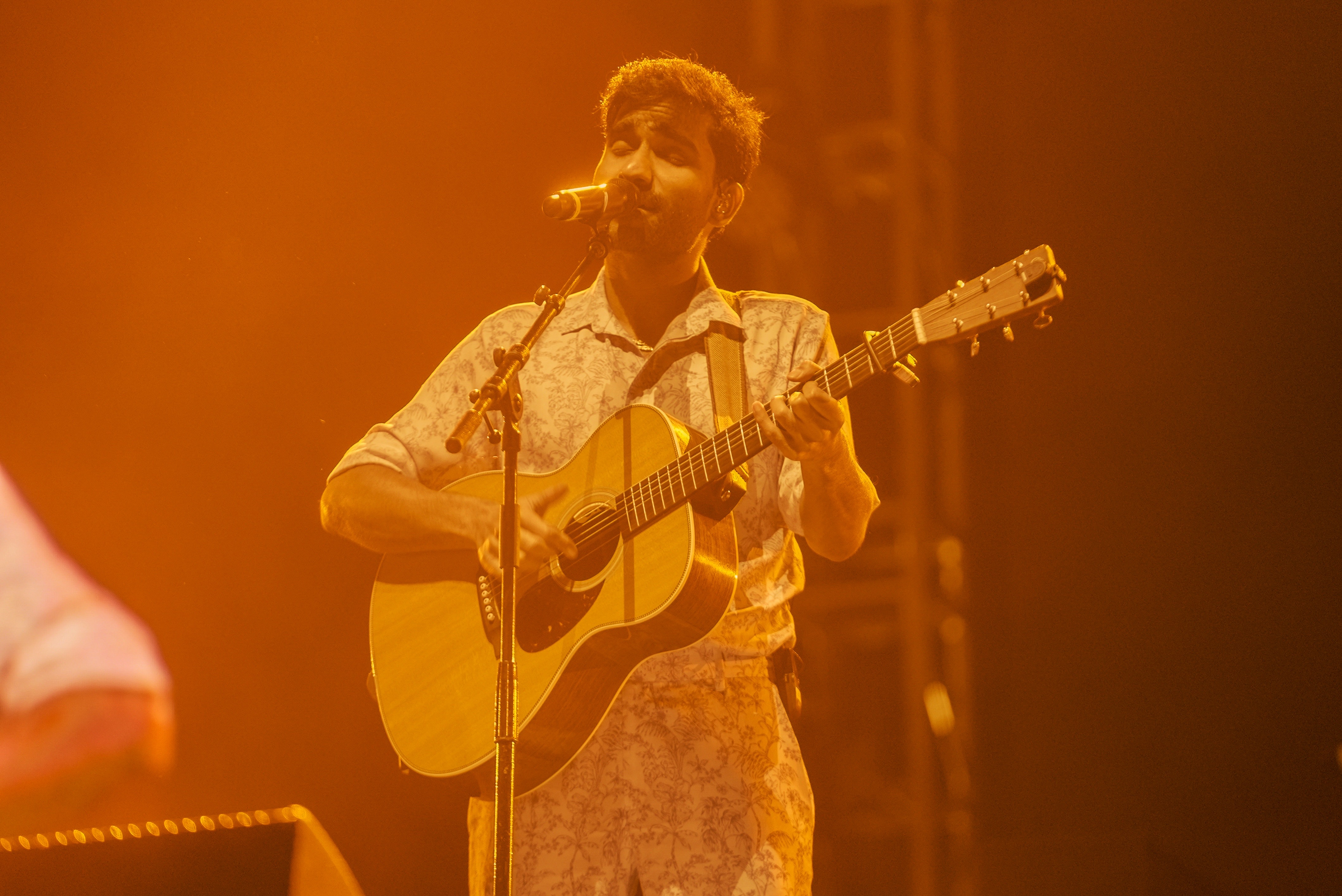 Prateek easily connects with fans across all ages and backgrounds with his seamless ability to sing in both Hindi and English.