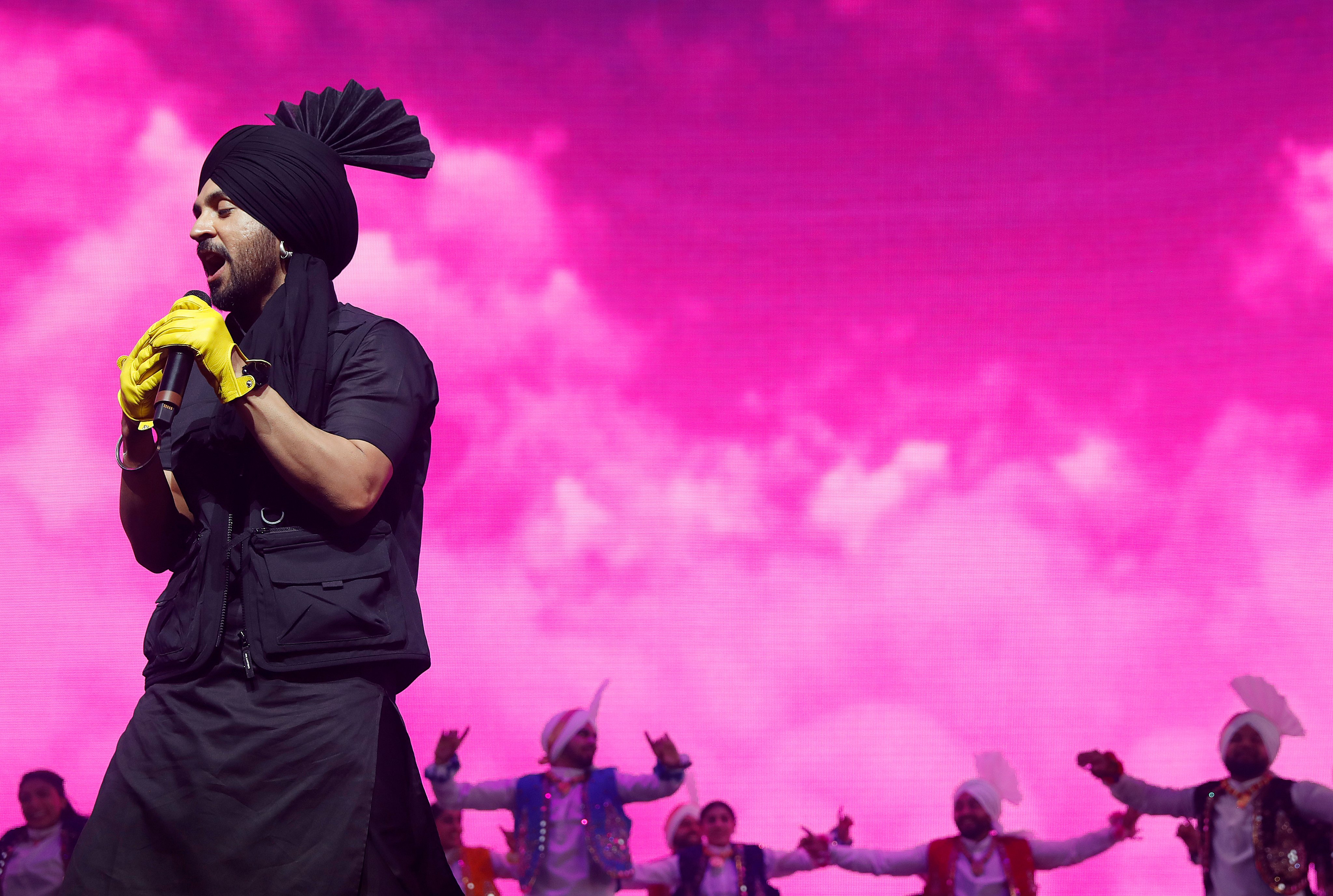 Wearing a black kurta and tamba, Diljit’s live performance at a special concert had the audience enthralled by the Punjabi music. 