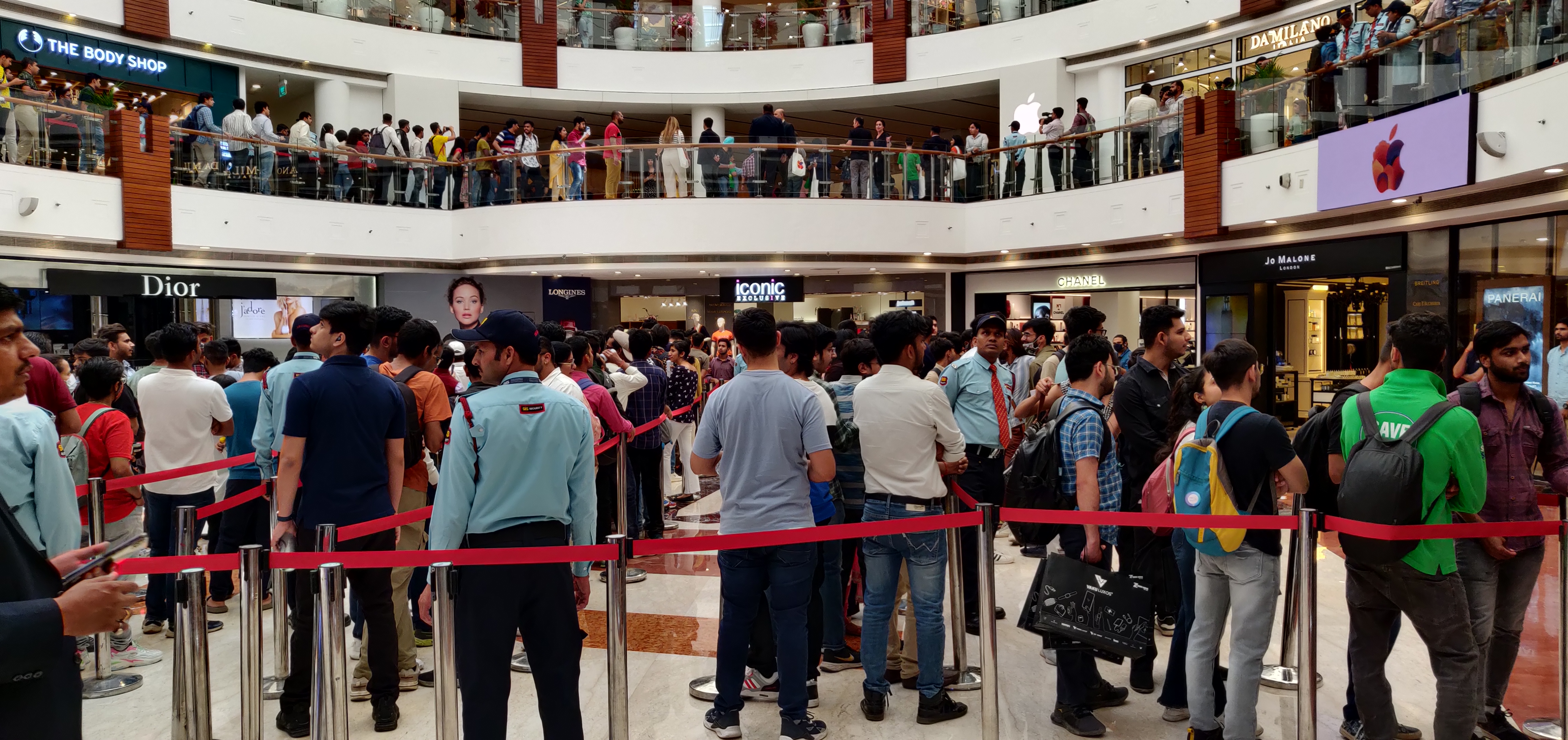 Most people we spoke to thought it was worth waiting in the long queue; they were looking forward to the Apple experience, and were enthusiastically clicking selfies and panoramic shots while waiting to be let through. Photo: Connected to India