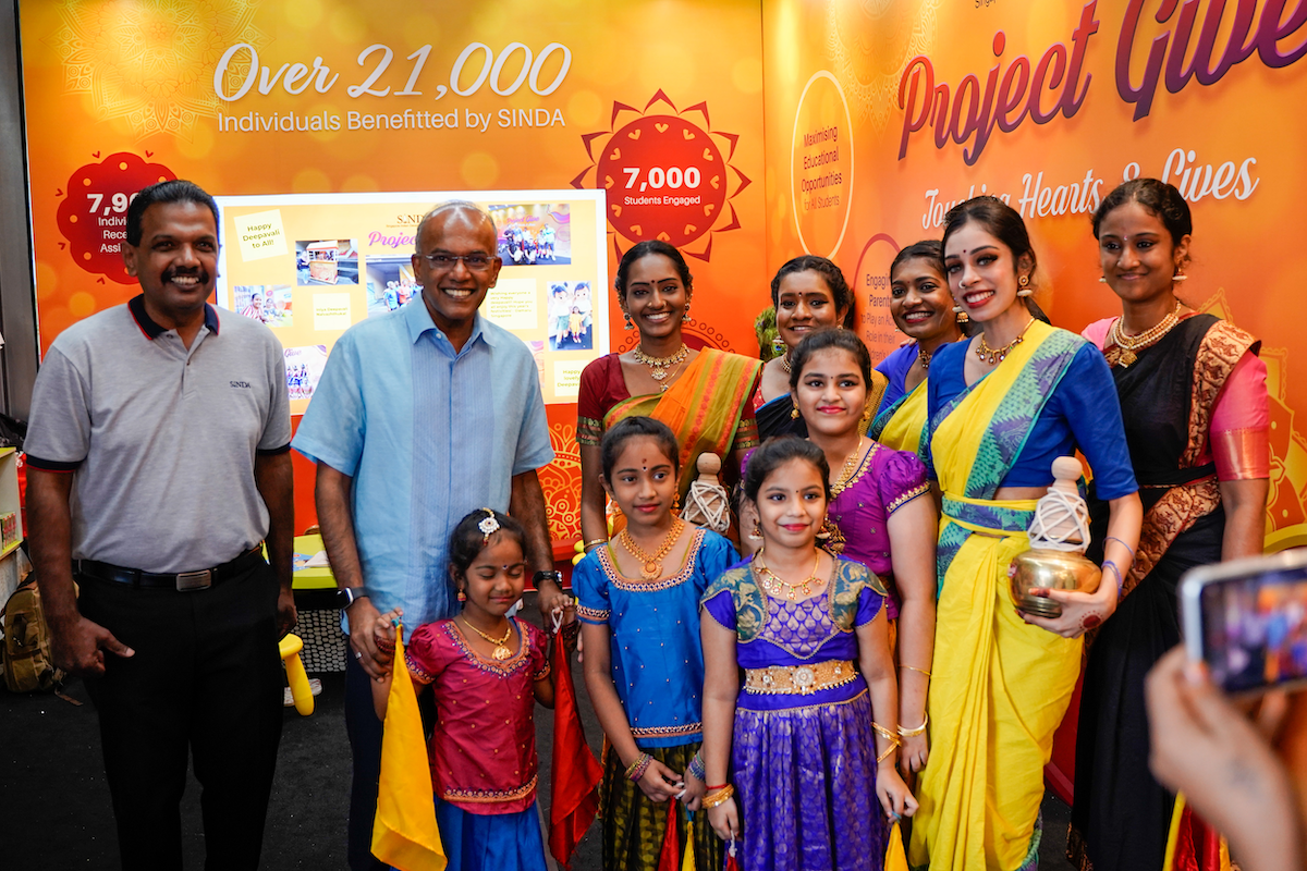 Min. Shanmugam is all smiles with the performers of Project Give. To his left is Anbarasu Rajendran, Chief Executive Officer, Singapore Indian Development Association (SINDA) Photo courtesy: SINDA
