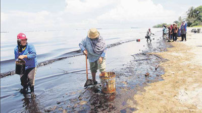 Singapore’s north-eastern coast cleaned after oil spill