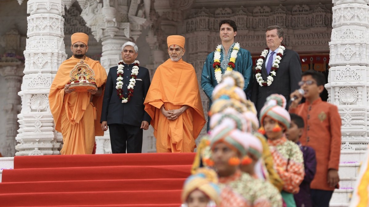 Justin Trudeau performs Puja in Kurta at Mandir, Canada