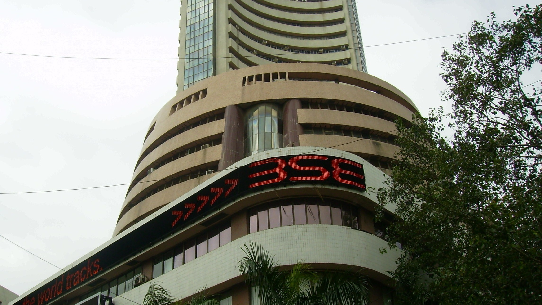 SGX plummets after Indian bourses’ decision to stop licensing data to foreign exchanges