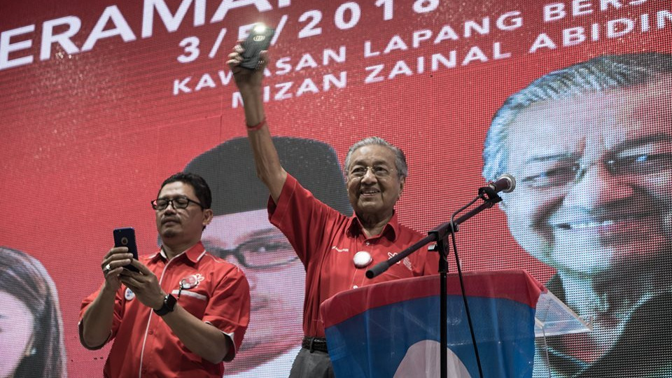 PM Lee congratulates Mahathir Mohamad as latter takes oath as Malaysia’s Prime Minster