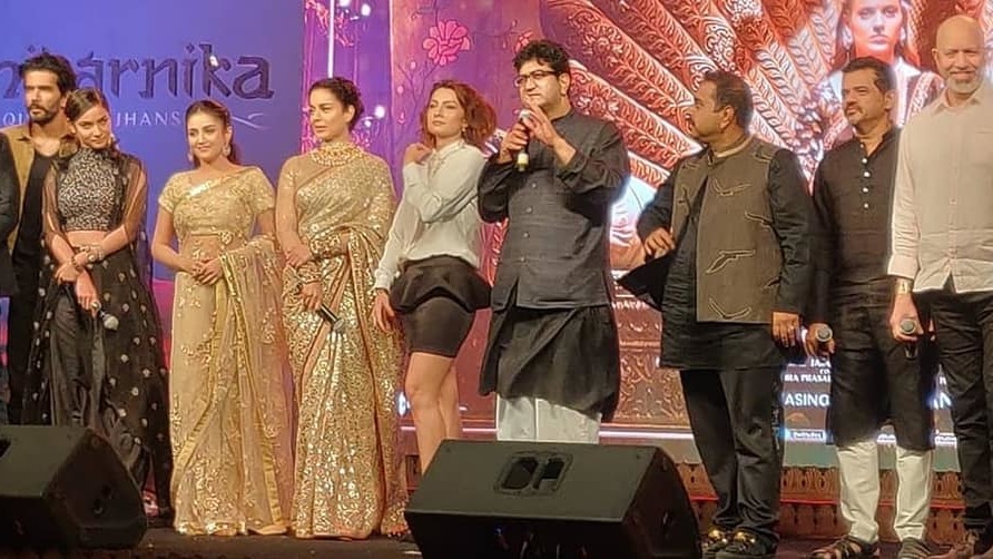 #DeshPremJatao says Prasoon Joshi at Manikarnika album launch