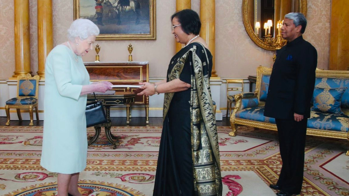 Queen of England hails ‘vibrant diaspora’, Indian origin NHS doctors in meeting with HCI Ghanashyam