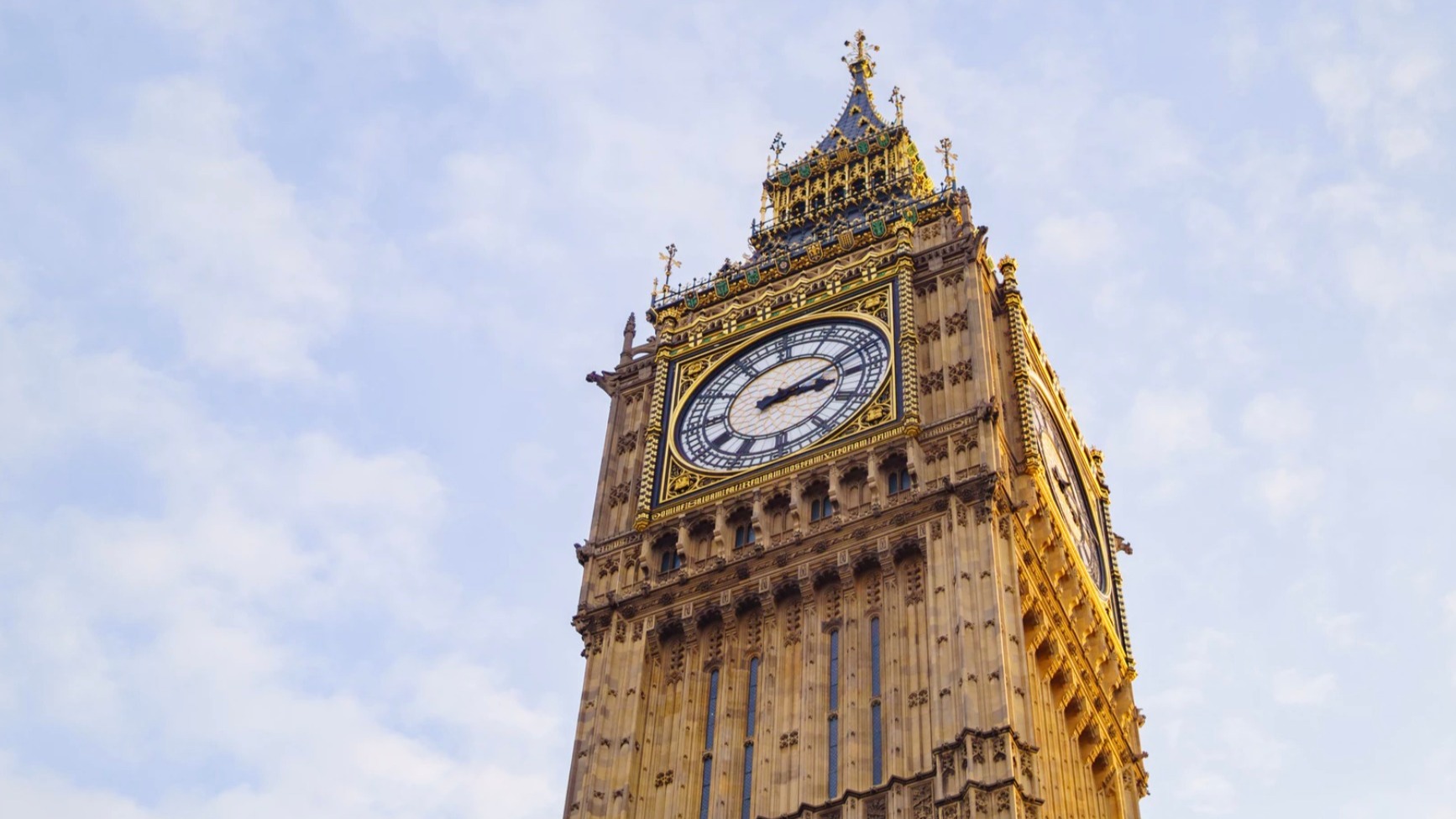 Report: Chinese, Indian employees highest earners in the UK