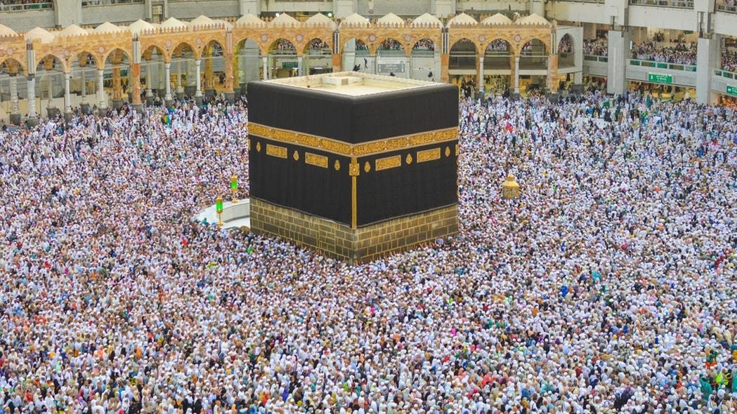 Saudi Arabia bans religious visits  to Mecca and Medina over coronavirus fears