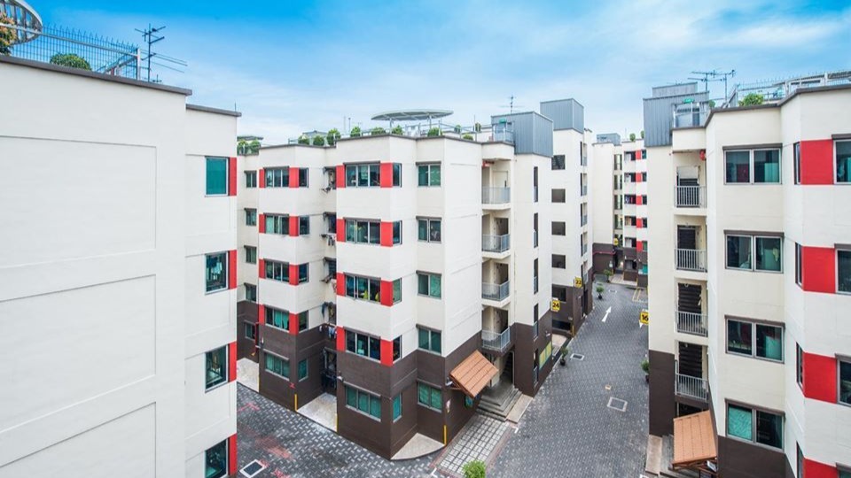 MOM quarantines 800 workers after new case in cleared dormitory