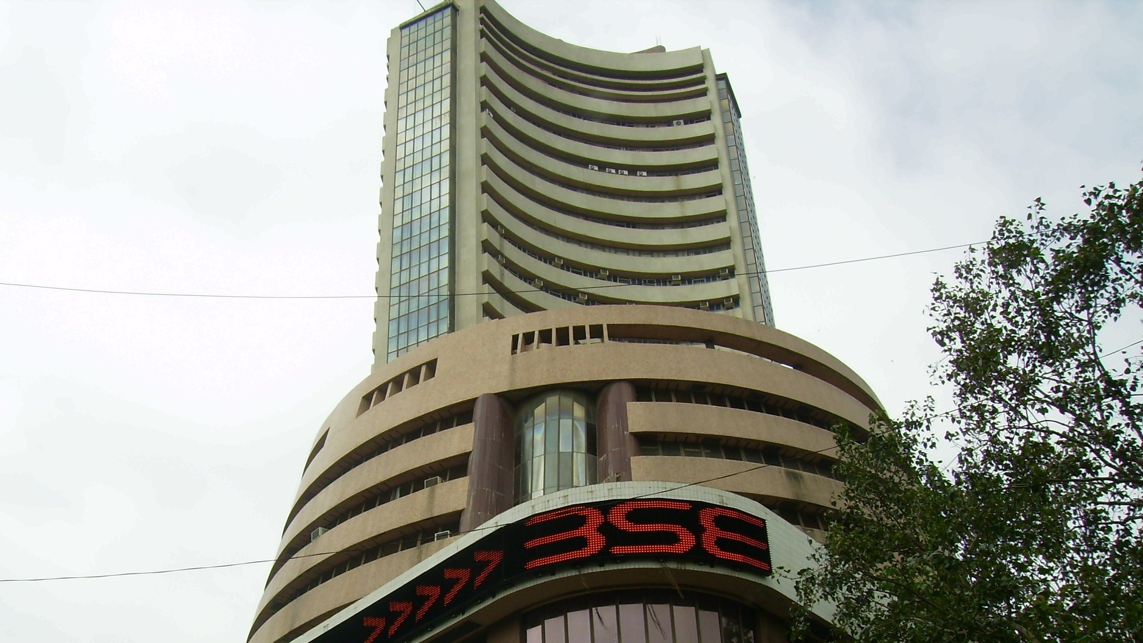 Indian companies’ overseas investment fell 35% in February 2021, says RBI