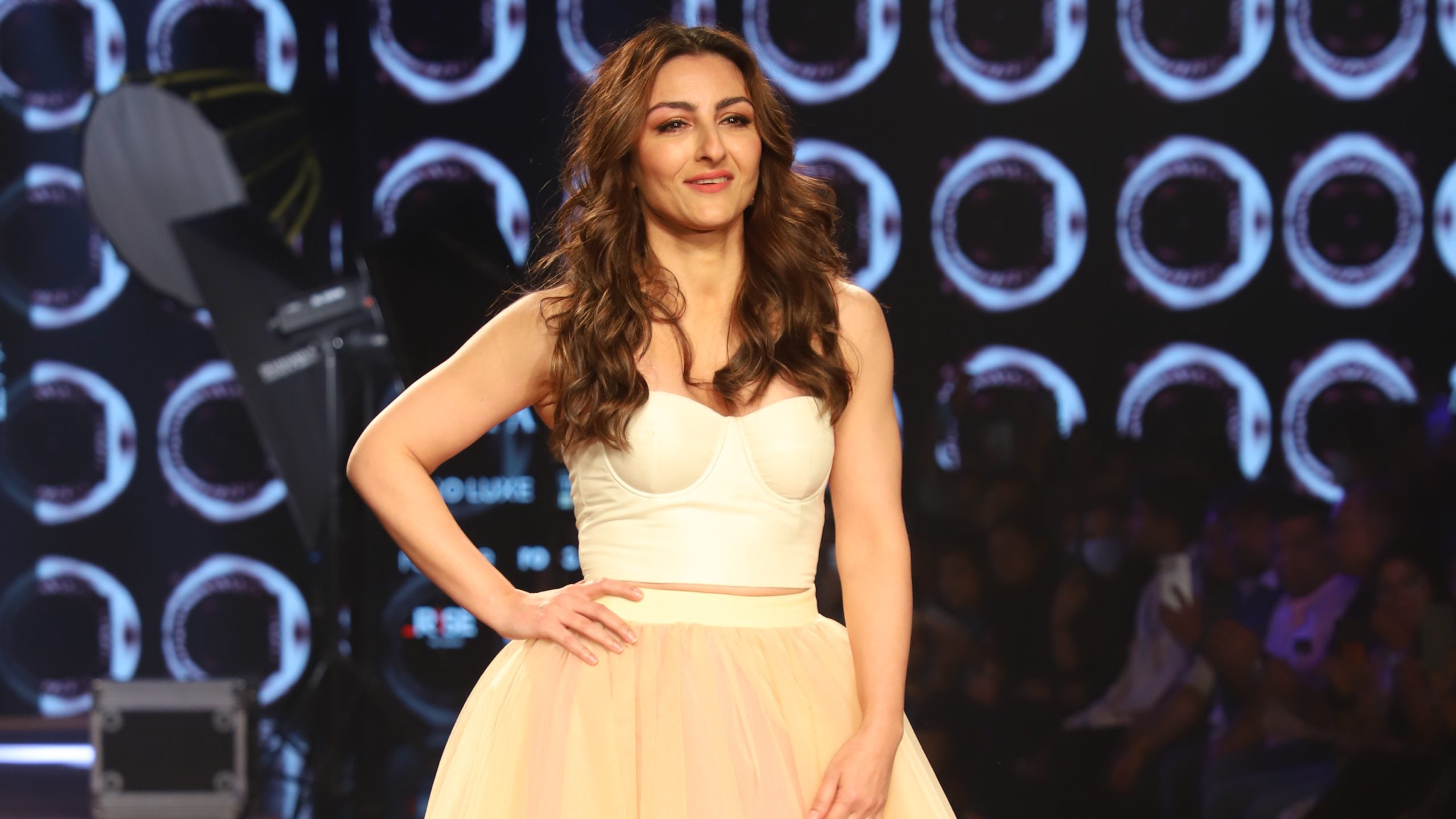 Showstoppers Soha Ali Khan, Manoj Bajpayee and Mrunal Thakur return to the ramp at  FDCI x Lakme Fashion Week 2022