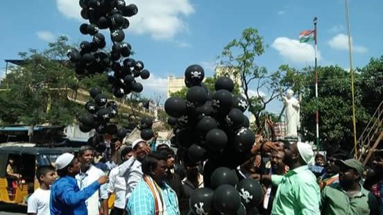 PM Modi greeted with black balloons in Andhra Pradesh