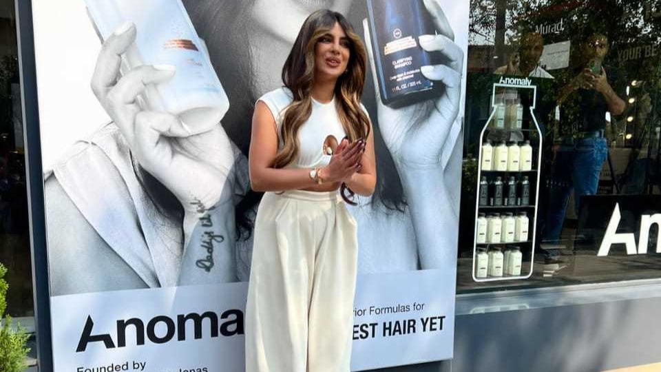 Priyanka Chopra arrives in Delhi, tells paps ‘won’t remove mask’