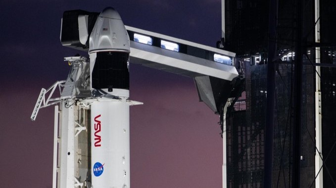 SpaceX postpones new rocket launch at last minute