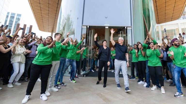 Tim Cook welcomes customers at Apple’s first Indian store in Mumbai