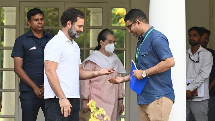 Rahul Gandhi vacates official bungalow, moves in with Sonia