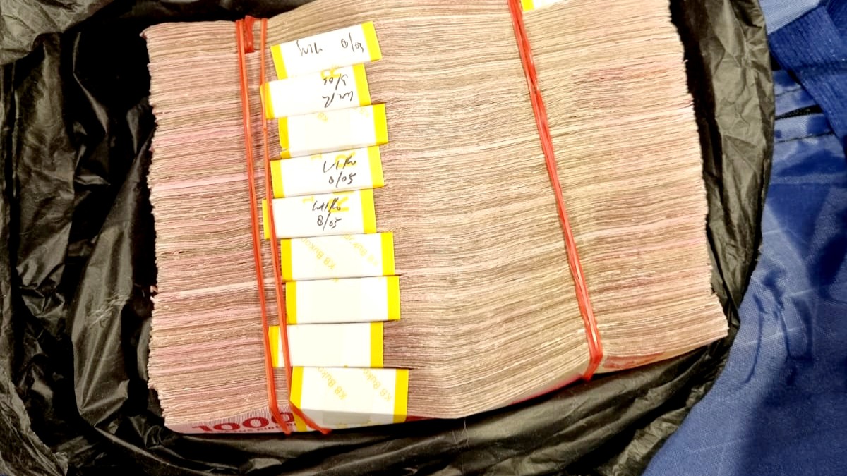 Singapore Immigration & Checkpoints Authority seizes SGD35,000 worth of currency from two Indonesians