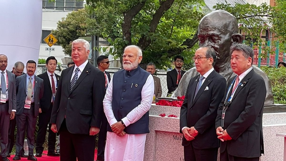 PM Modi meets Japanese counterpart Kishida, unveils Gandhi bust in Hiroshima