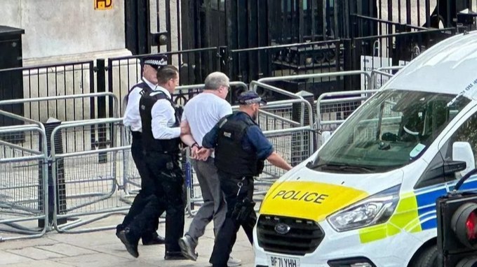 Man arrested for crashing car into Downing Street gates; security cordon in Whitehall