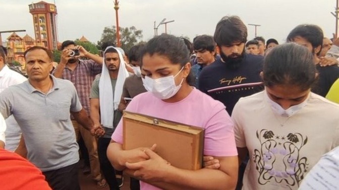 Protesting wrestlers break down on the banks of the Ganga; set five-day deadline for government